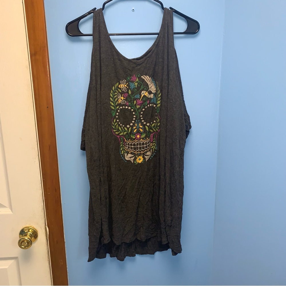‼️SALE‼️Torrid Super Soft Knits Open Shoulders Embroidered Skull T Shirt size 4